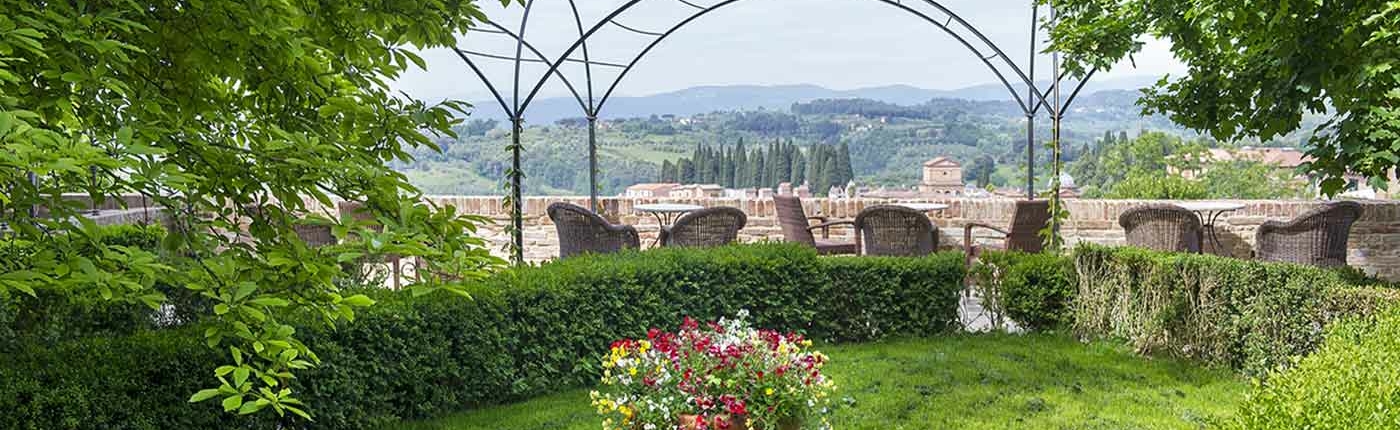 Garden and Pergola Hotel Ravizza Siena with tuscan landscape